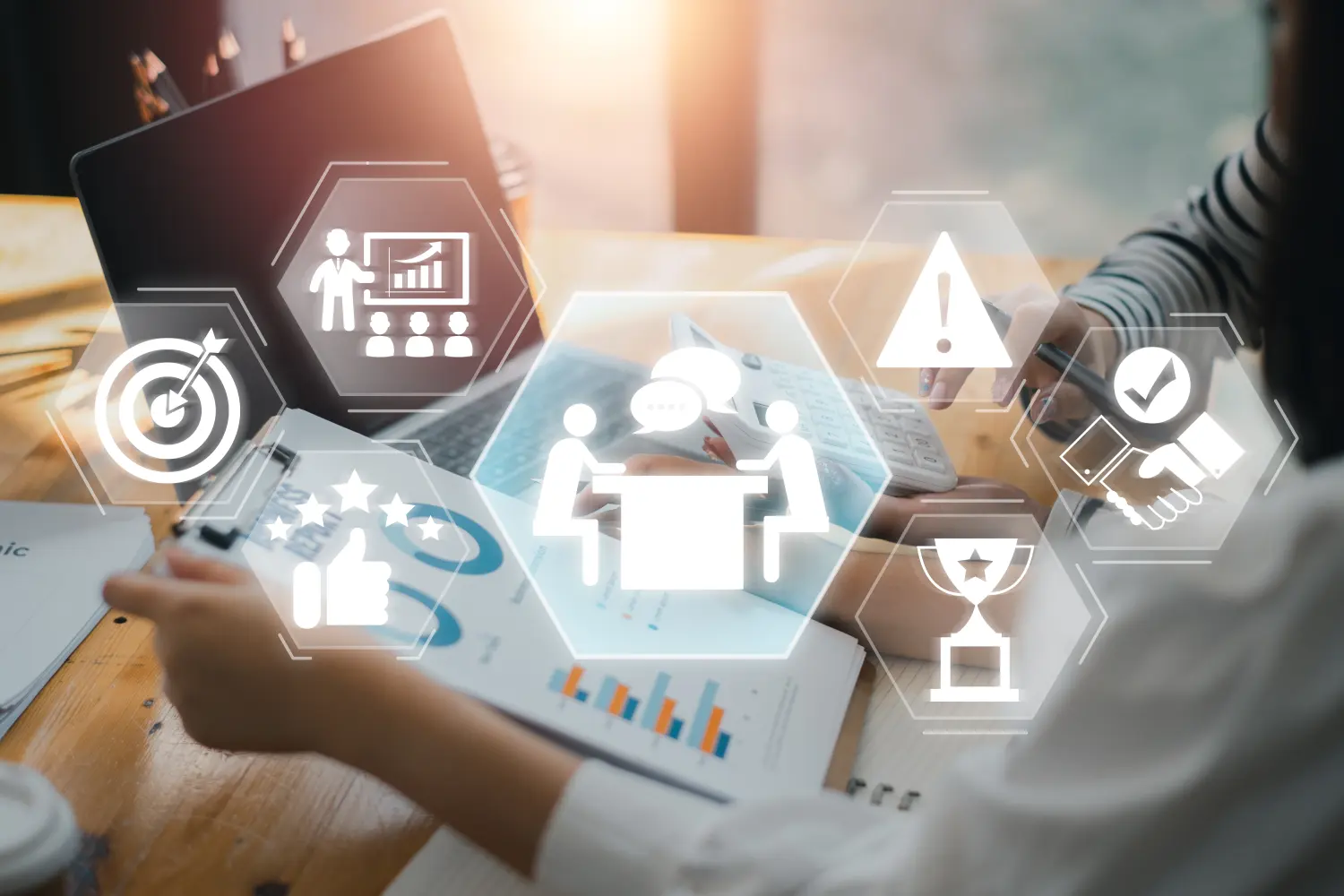 Geschäftsleute nehmen an einer Mentoring-Sitzung teil, bei der digitale Symbole Teamarbeit symbolisieren.